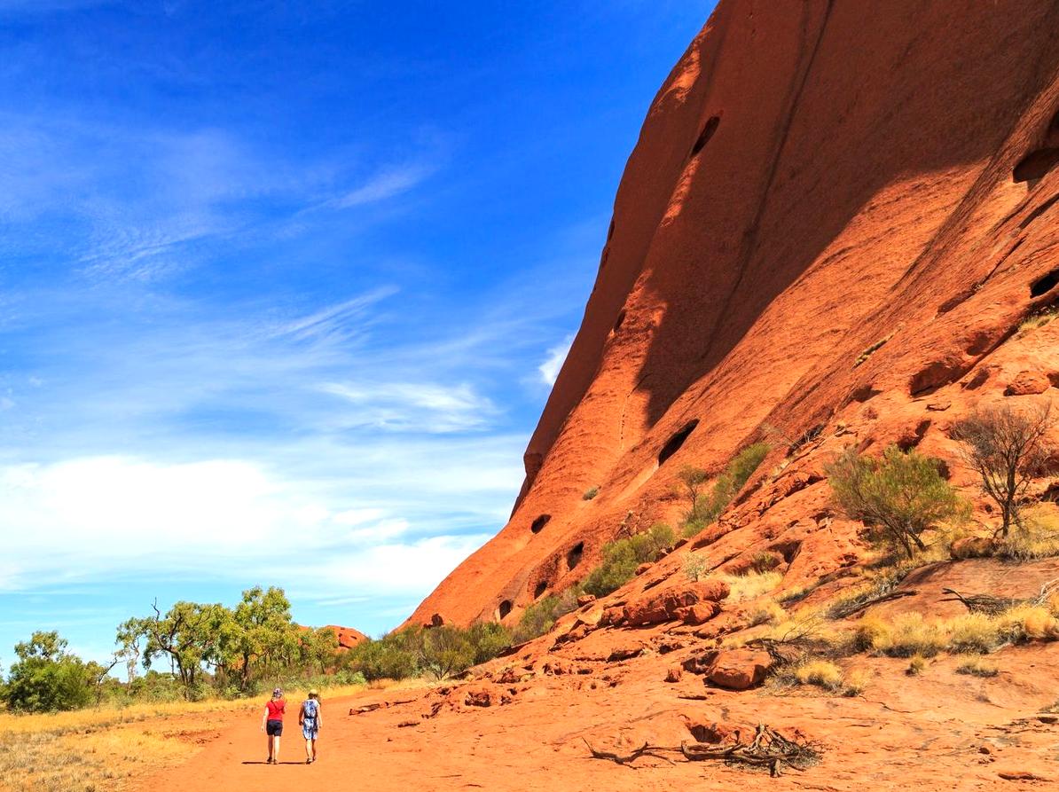 tararua | Taking a Guided Walk Around the Base of Uluru